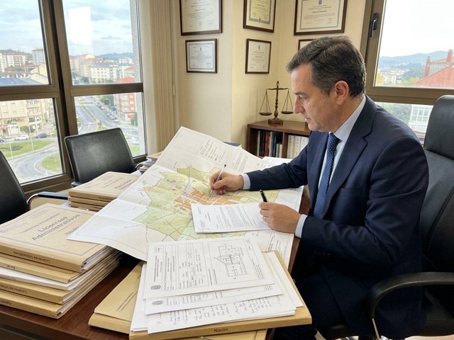 Impugnación de licencias urbanísticas denegadas y órdenes de demolición en Narón
